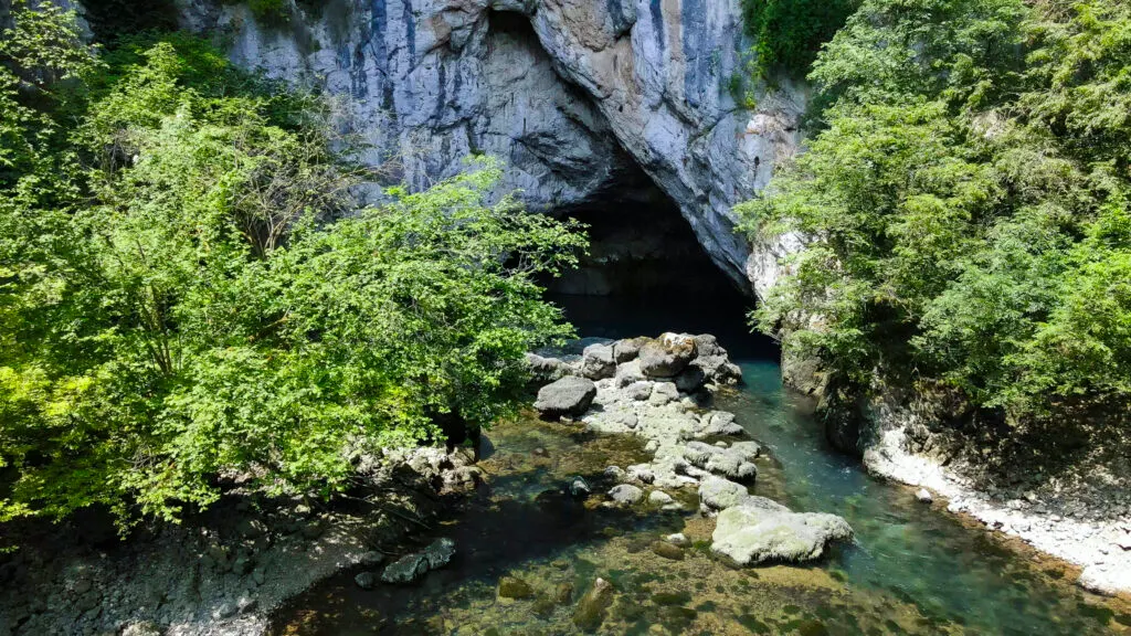 Stijene i pećina uz rijeku