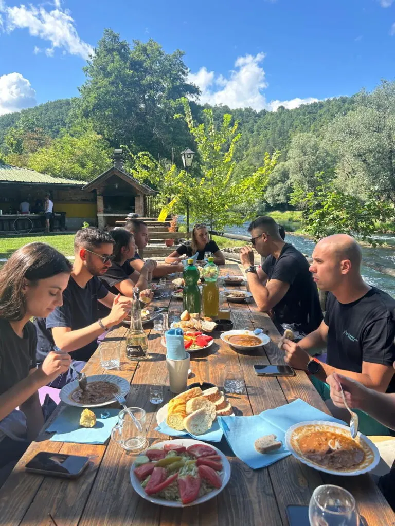 Zajednički ručak uz rijeku
