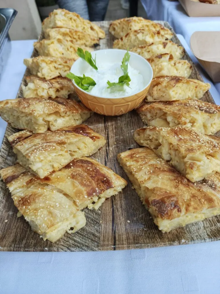 Domaći burek i kajmak na drvenoj tabli