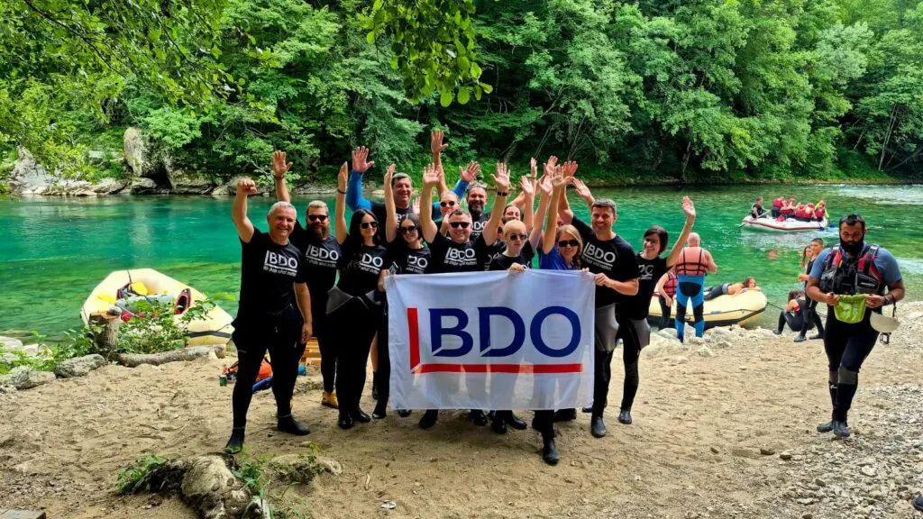 BDO tim sa zastavom na Tari