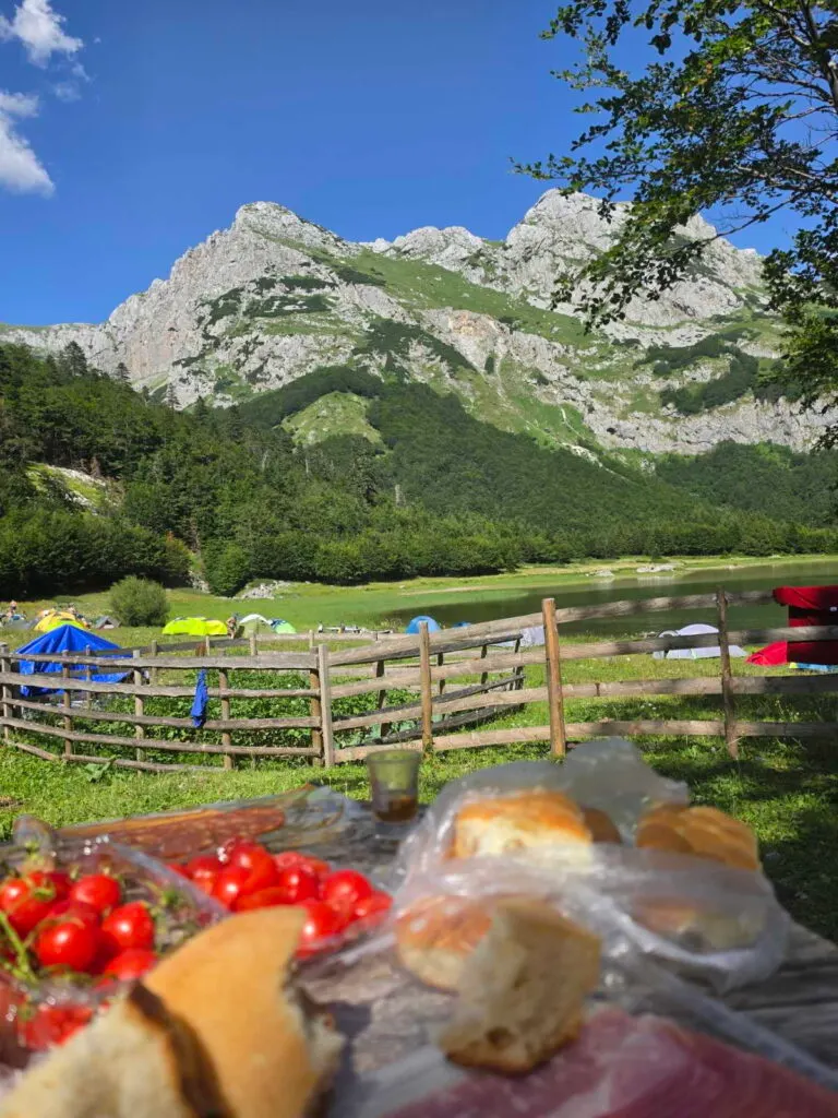 Piknik uz Trnovačko jezero, Maglić u pozadini