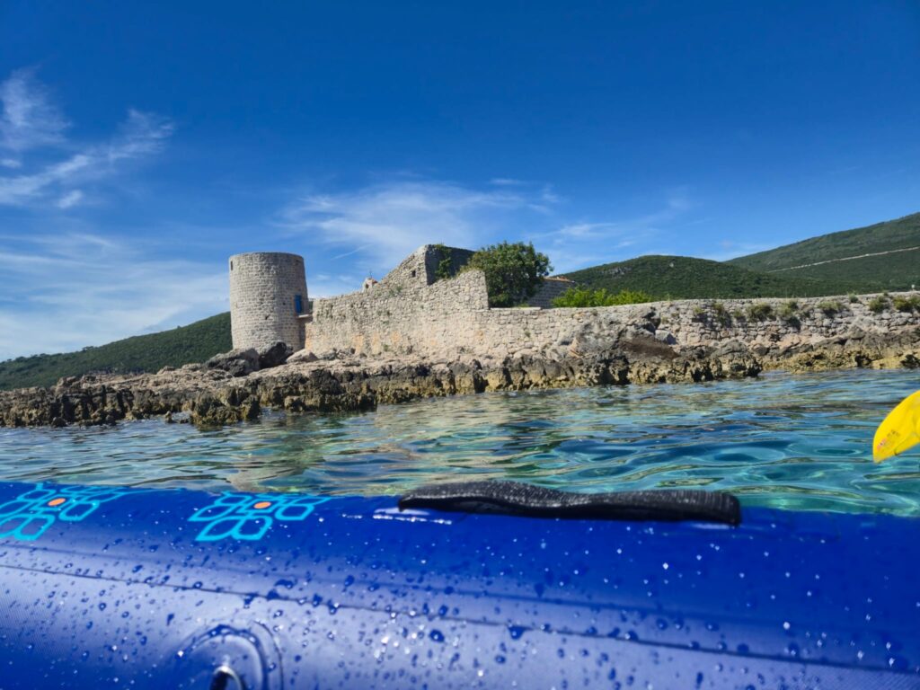 Pogled iz kajaka na tvrđavu Arza, Boka kotorska