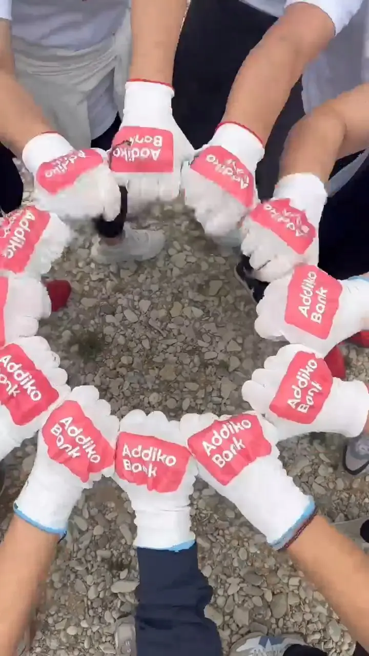 Ruke u rukavicama spojene u krug prije volonterske akcije