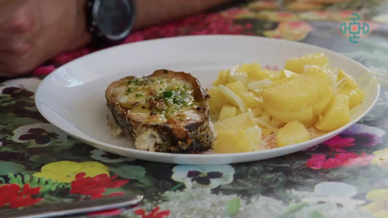 Tuna s roštilja i krompir, ručak na obali