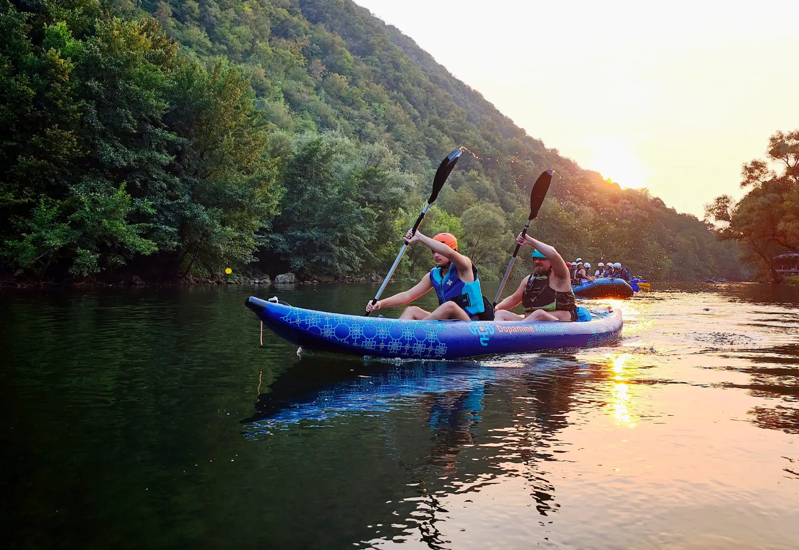 Dvoje u Dopamine Adventure kajaku na Vrbasu, u zalazak sunca