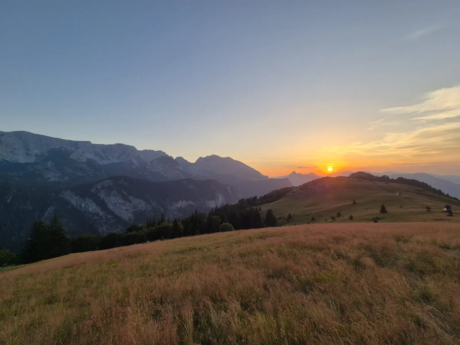 Zalazak sunca nad planinskom livadom