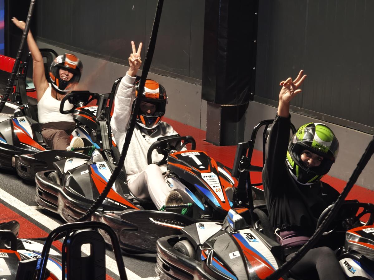 Pobjednički znakovi na kartingu